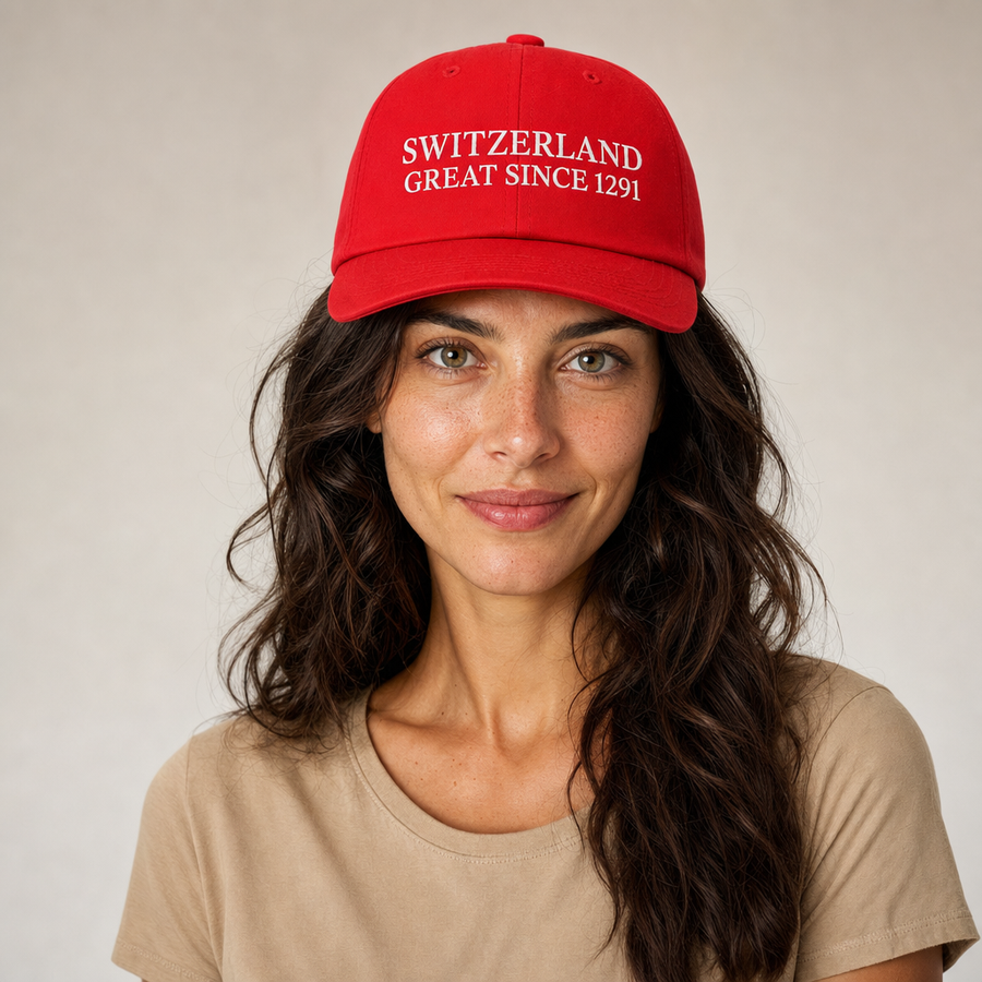 Femme portant la casquette rouge brodée Switzerland Great Since 1291, portrait studio