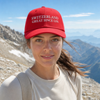 Casquette rouge brodée portée en randonnée dans les Alpes suisses