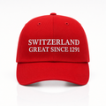 Casquette rouge suisse brodée Switzerland Great Since 1291, vue de face sur fond blanc