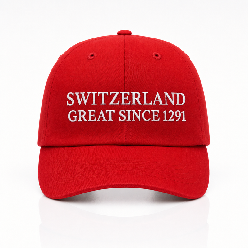 Casquette rouge suisse brodée Switzerland Great Since 1291, vue de face sur fond blanc