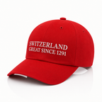 Casquette rouge brodée Switzerland Great Since 1291, vue de trois-quarts