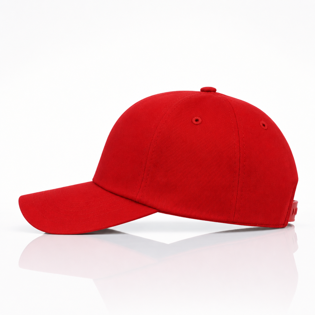 Casquette rouge brodée, vue de profil, visière courbée et fermeture plastique rouge