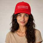 Femme portant la casquette rouge brodée Switzerland Great Since 1291, portrait studio