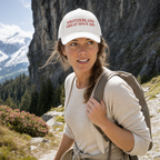 Casquette blanche à broderie rouge portée en randonnée dans les Alpes suisses