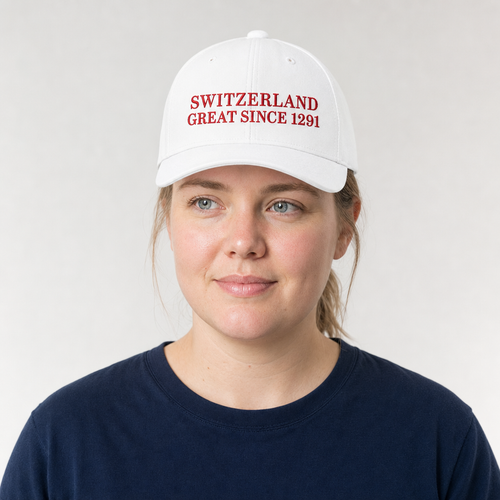 Femme portant la casquette blanche à broderie rouge, portrait studio
