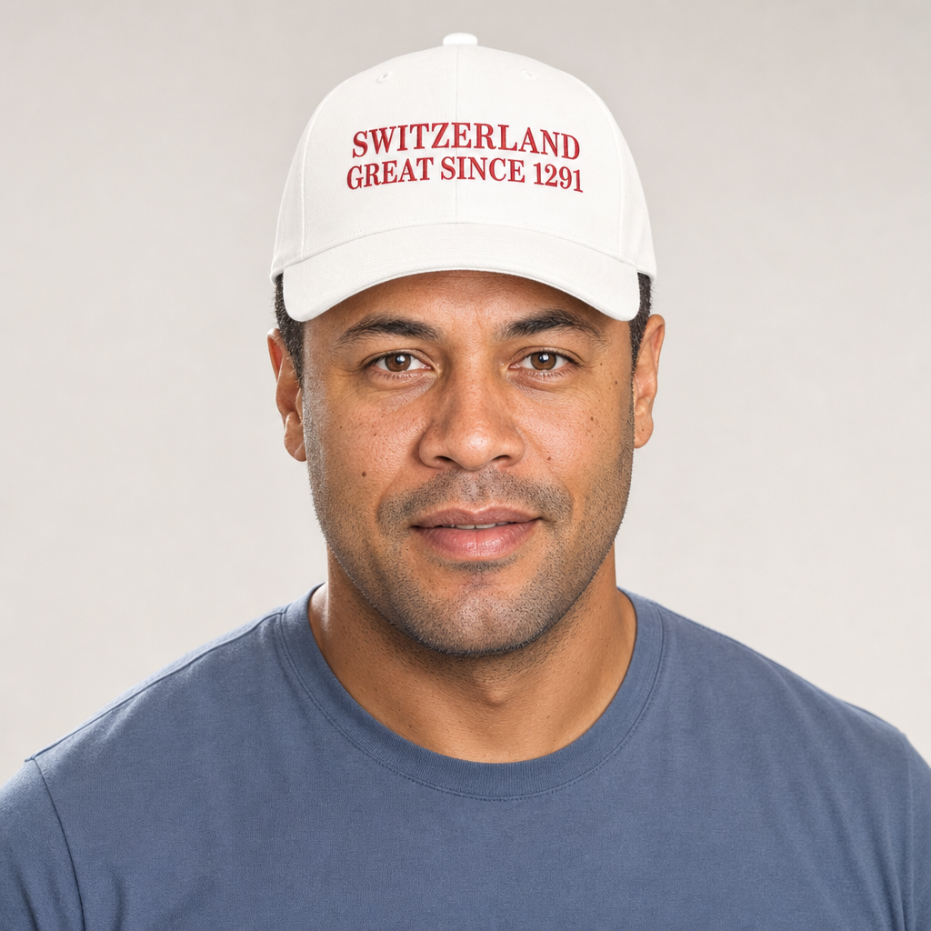 Homme portant la casquette blanche à broderie rouge, portrait studio