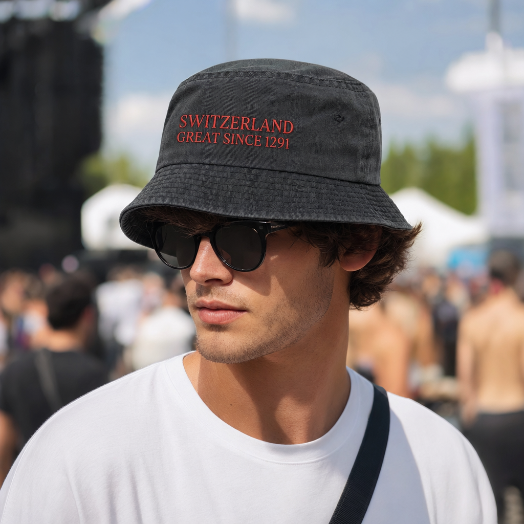 Bob gris anthracite SWITZERLAND GREAT SINCE 1291 porté en festival d'été