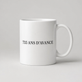 Mug blanc 735 ANS D'AVANCE, vue de face